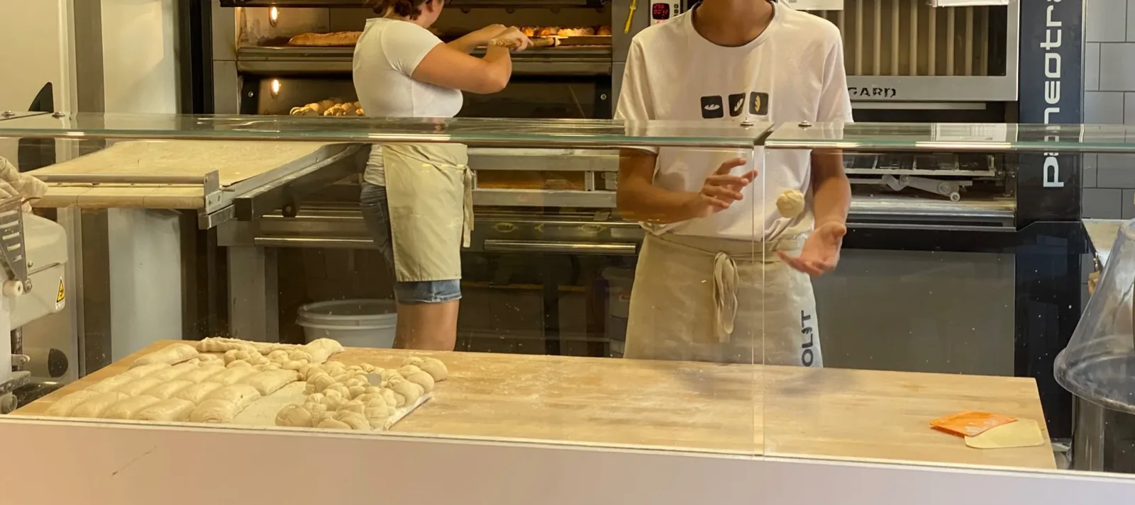 detail prasklé kůrky tmavého žitného bochníku